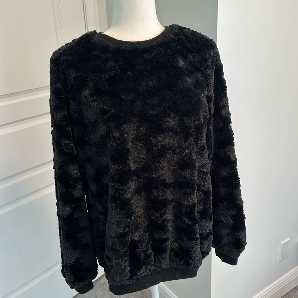 JAPONICA | Black Fuzzy Sweatshirt